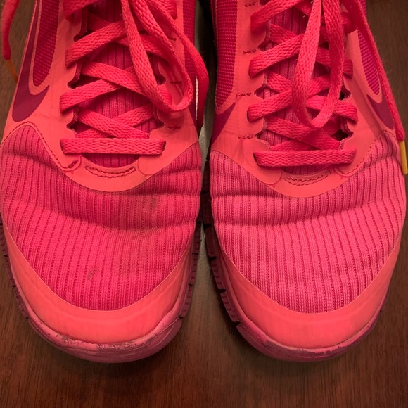 Bright pink Nike running shoes - Picture 6 of 7